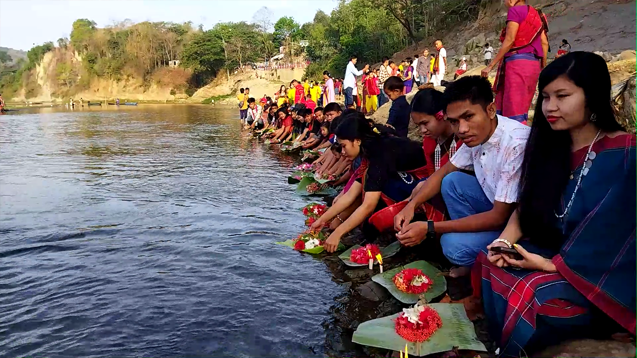  নদীতে ফুল ভাসিয়ে বিজু উৎসব পালন করছে পাহাড়ি শিশু। ছবি : সংগৃহীত 