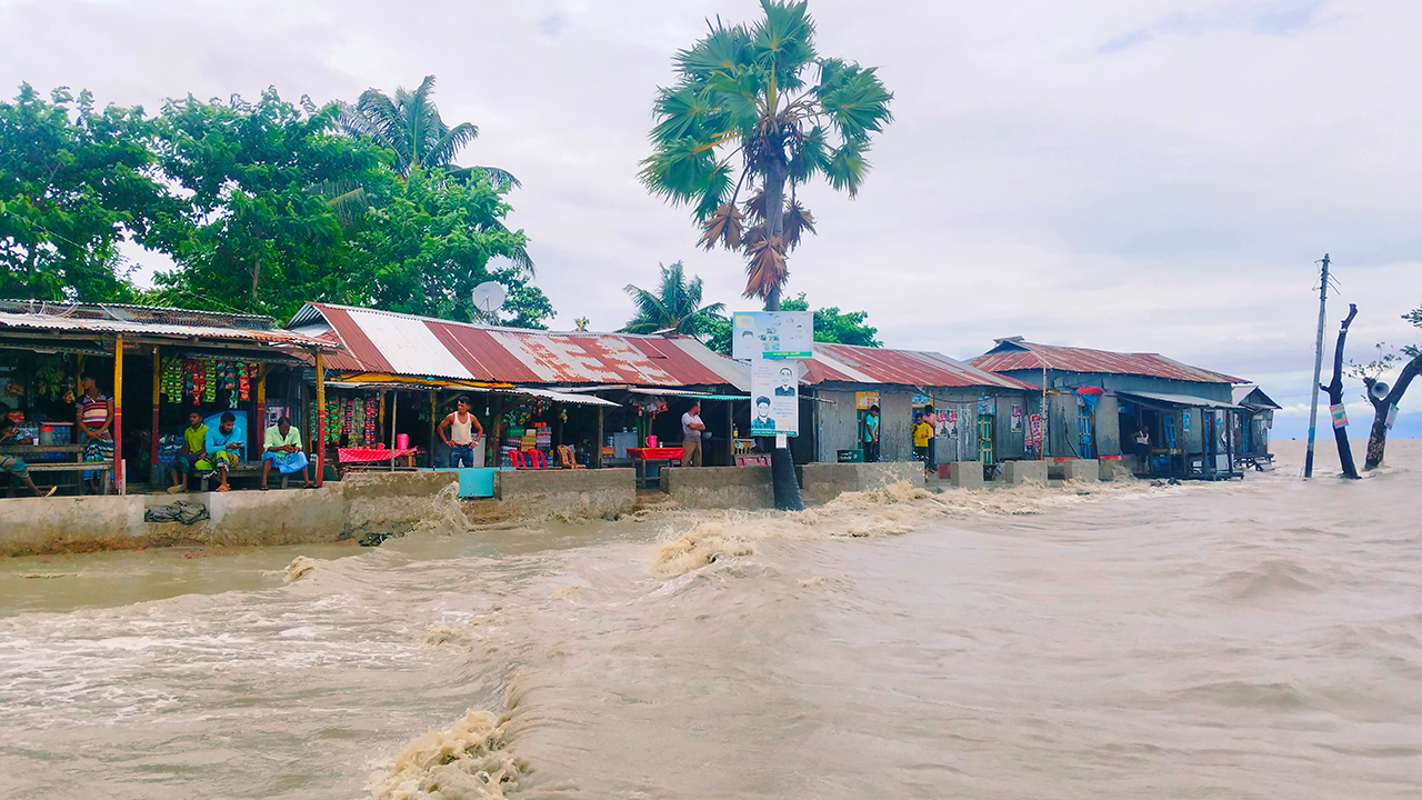  জোয়ারের তীব্রতায় বেড়িবাঁধের বাইরে বসবাস করা মানুষের বাড়িঘর দোকান-পাটের মালামাল ভেসে যায়।  জোয়ারের তীব্রতায় বেড়িবাঁধের বাইরে বসবাস করা মানুষের বাড়িঘর দোকান-পাটের মালামাল ভেসে যায়। 